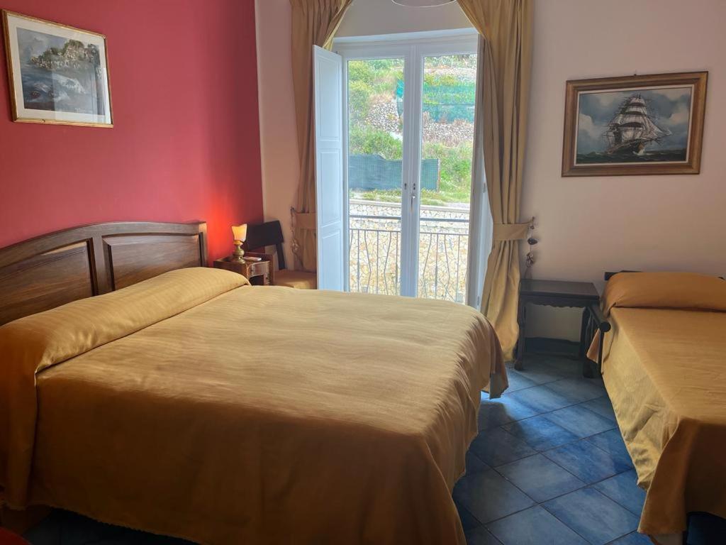 B&B Lunaponzese-Ponza Centro Екстер'єр фото