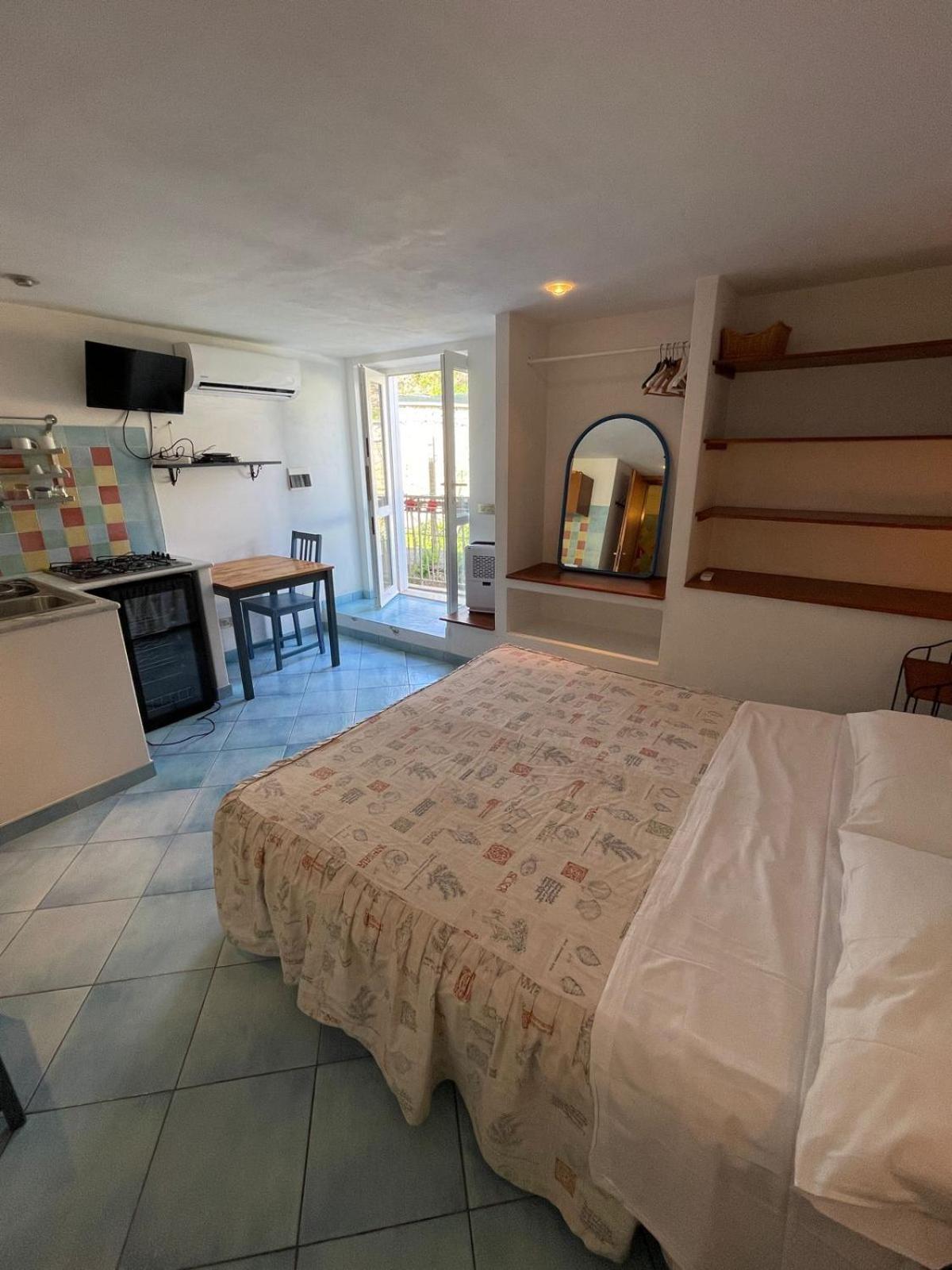 B&B Lunaponzese-Ponza Centro Екстер'єр фото