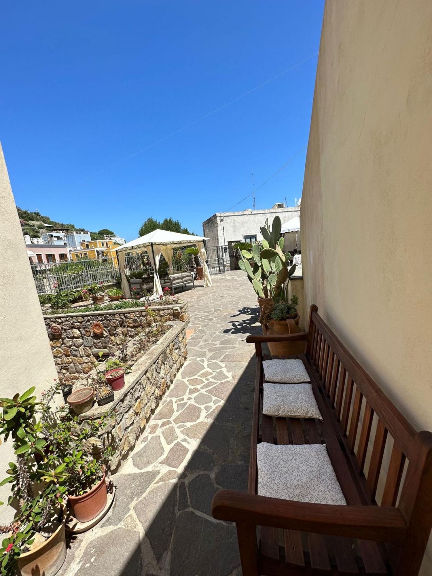 B&B Lunaponzese-Ponza Centro Екстер'єр фото