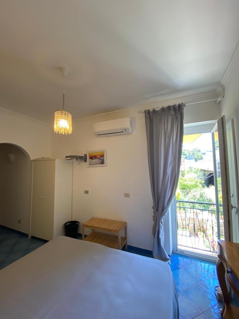B&B Lunaponzese-Ponza Centro Екстер'єр фото