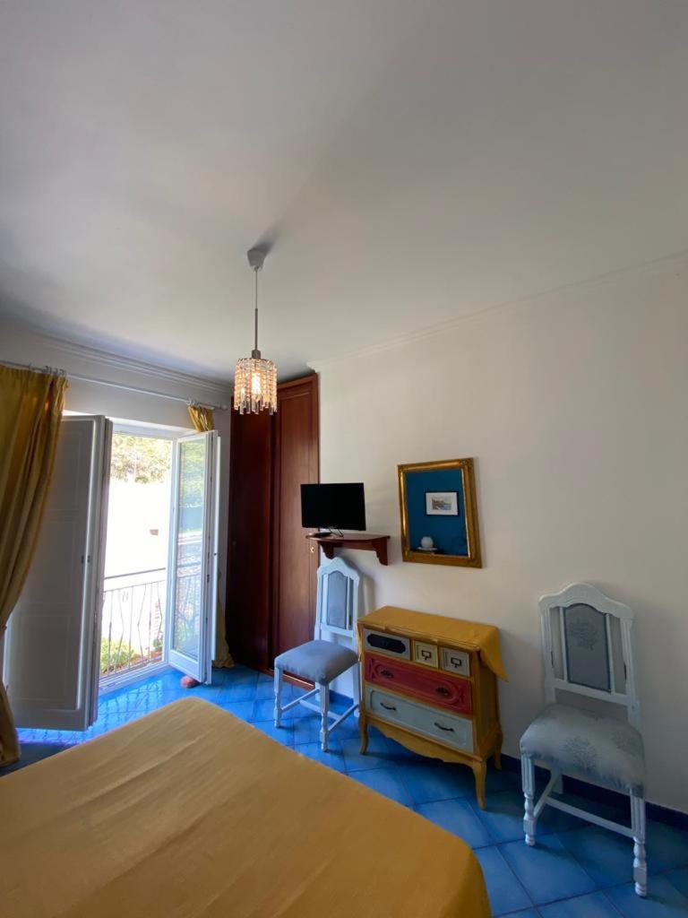 B&B Lunaponzese-Ponza Centro Екстер'єр фото