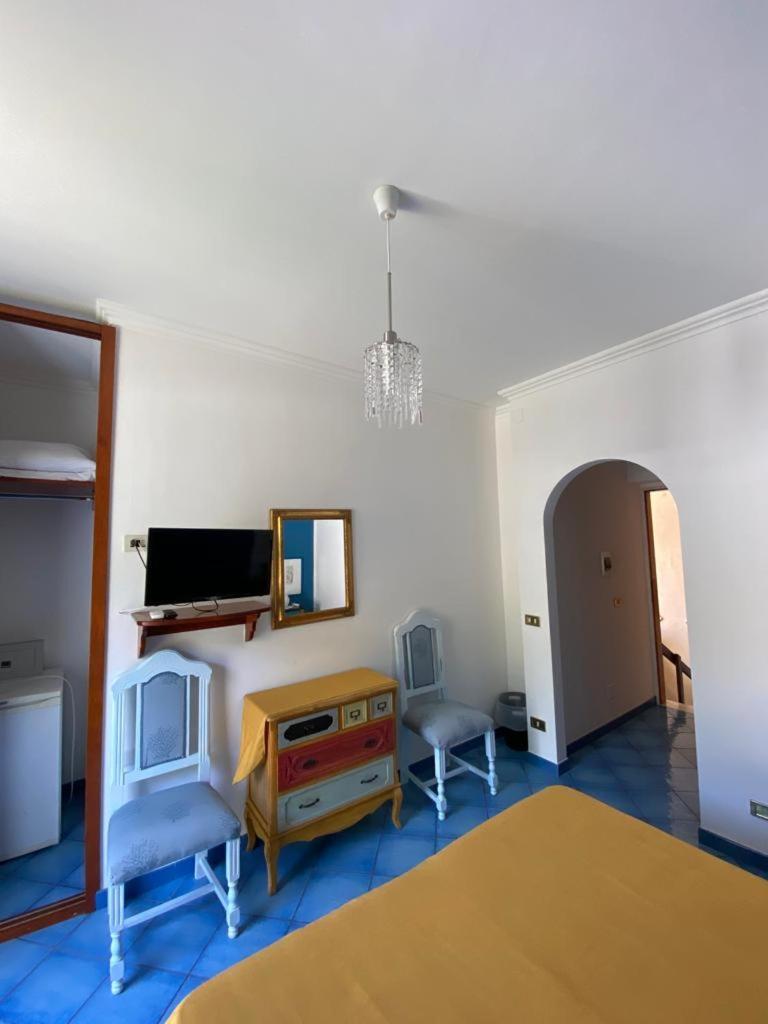 B&B Lunaponzese-Ponza Centro Екстер'єр фото