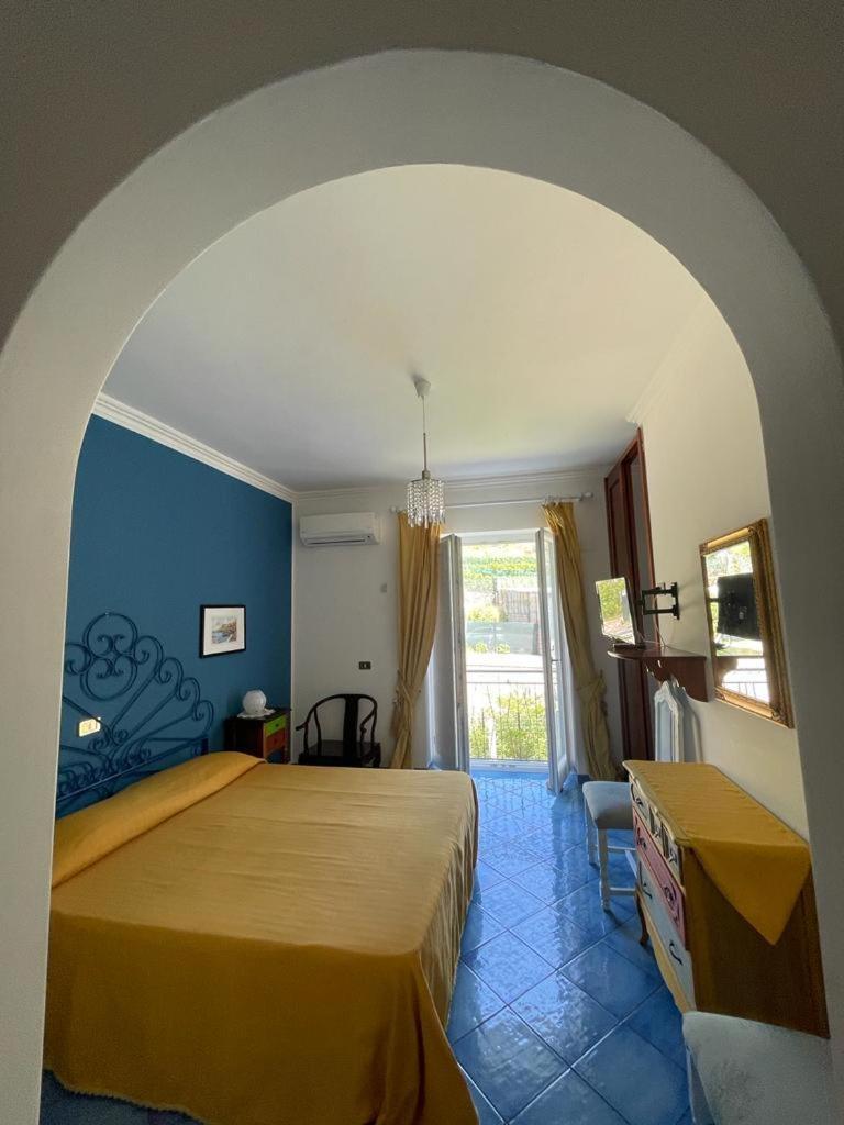B&B Lunaponzese-Ponza Centro Екстер'єр фото
