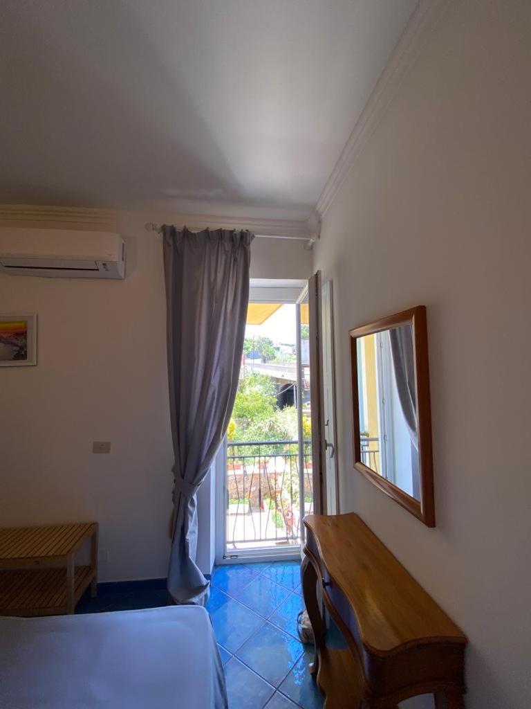 B&B Lunaponzese-Ponza Centro Екстер'єр фото