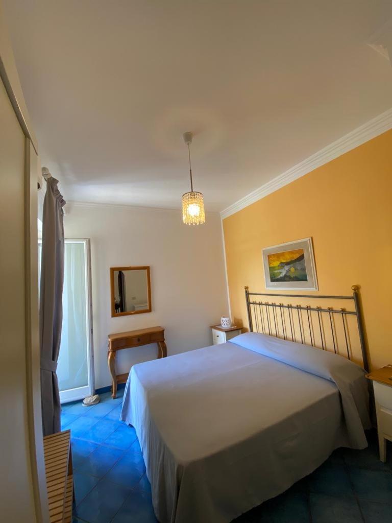 B&B Lunaponzese-Ponza Centro Екстер'єр фото